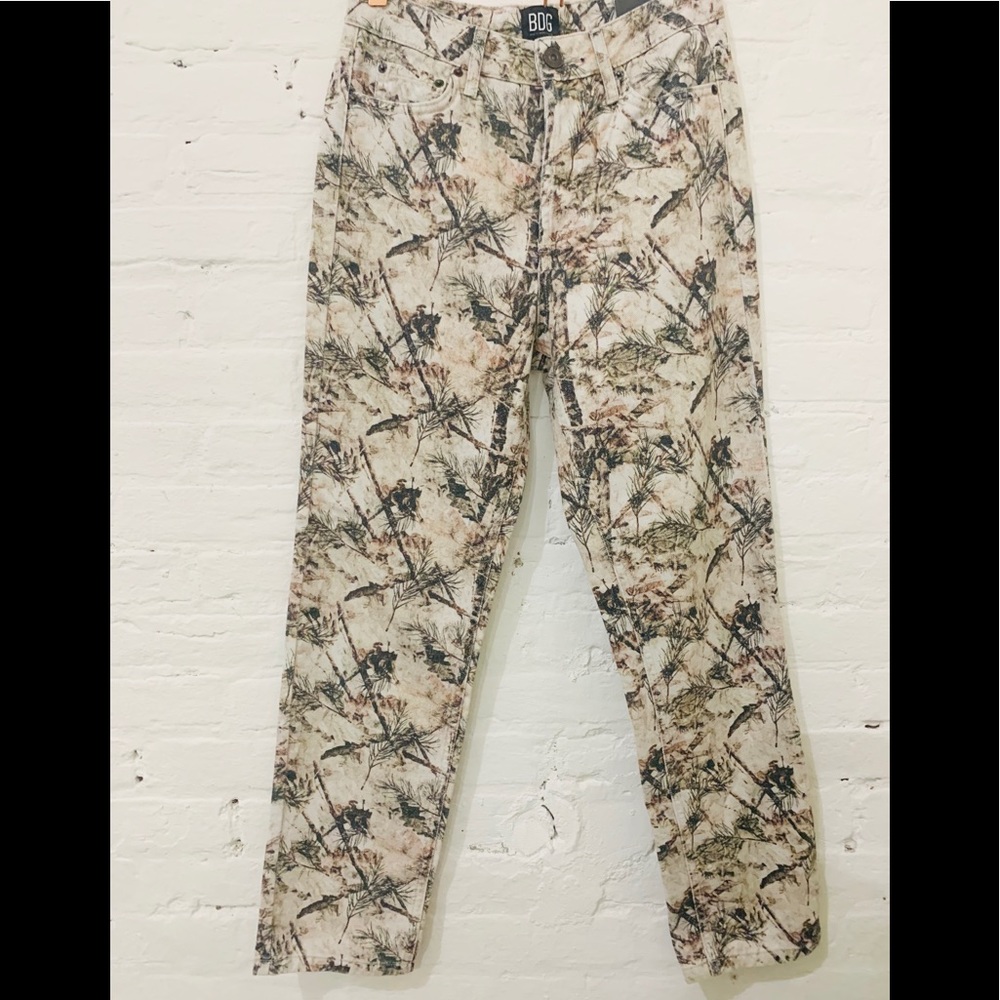 NWOT BDG High-Waisted Slim Straight Jean - Picture 3 of 4